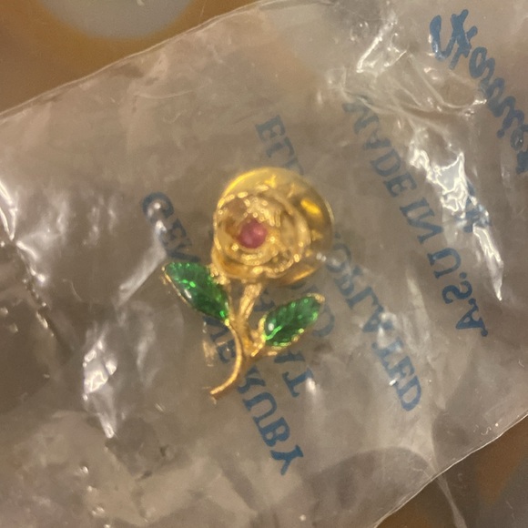 Harriet Carter vintage 24ke rose pin new but old in package - Picture 4 of 4